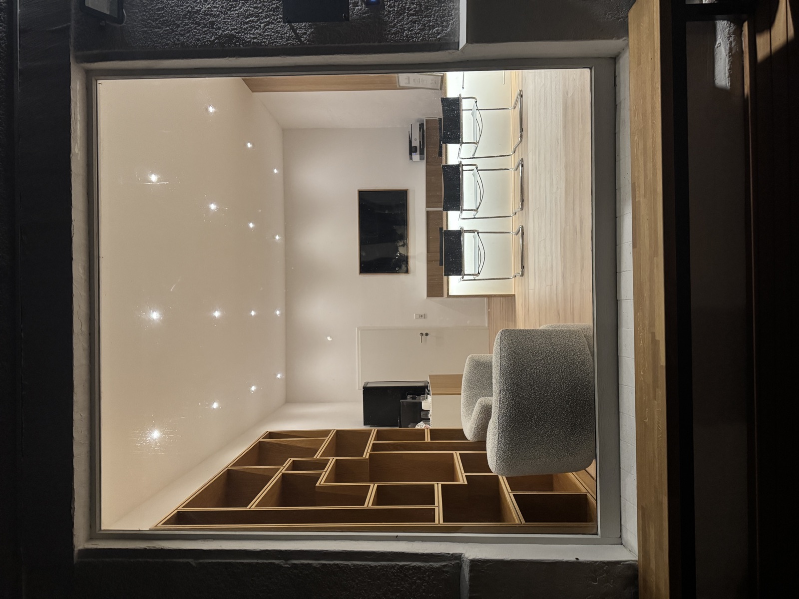 Innenausbau in dunklem Holz – Detailaufnahme aus einem Projekt von Designstudio Weiss