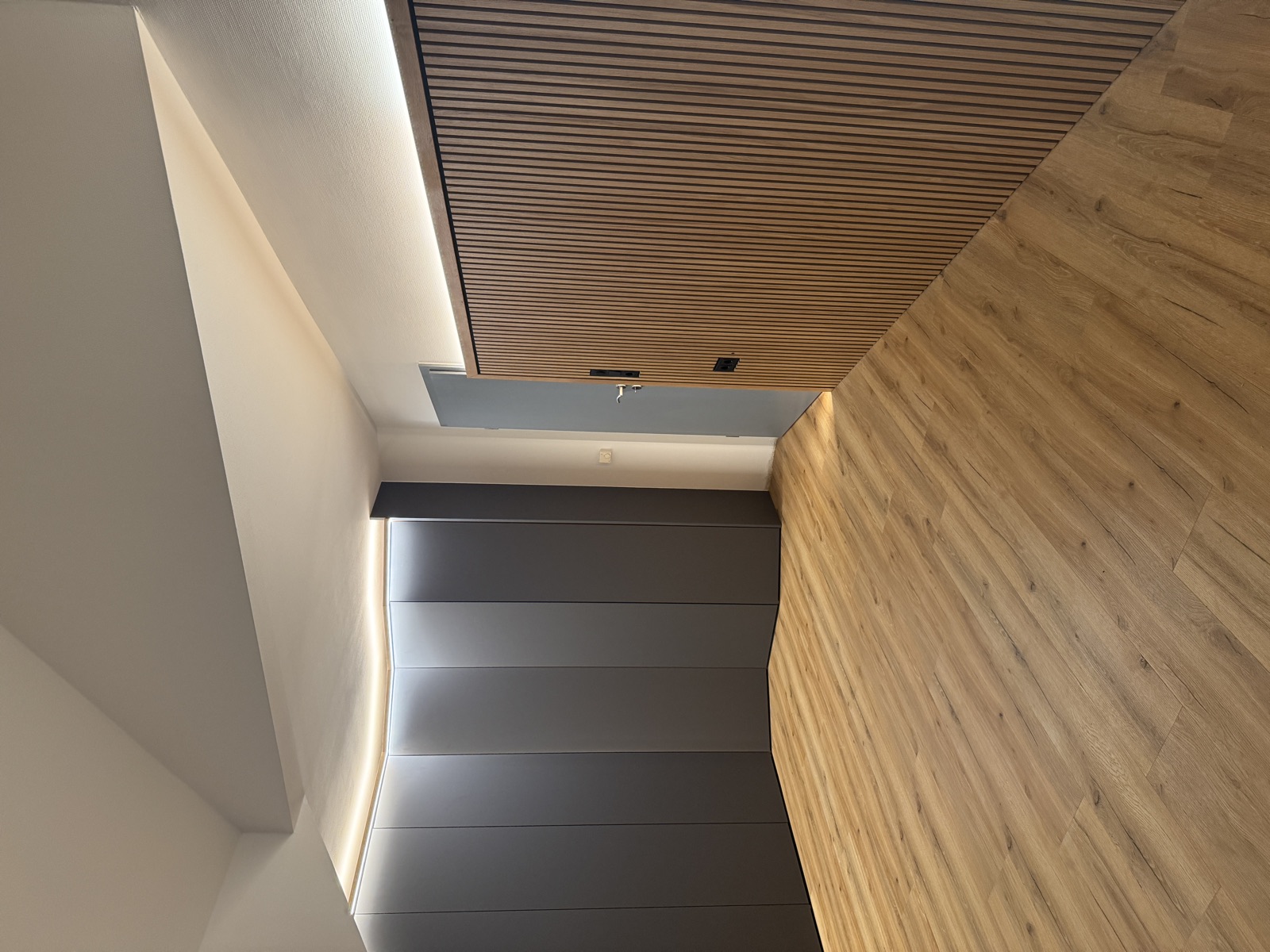 Einbauschrank mit passendem Bett-Kopfteil