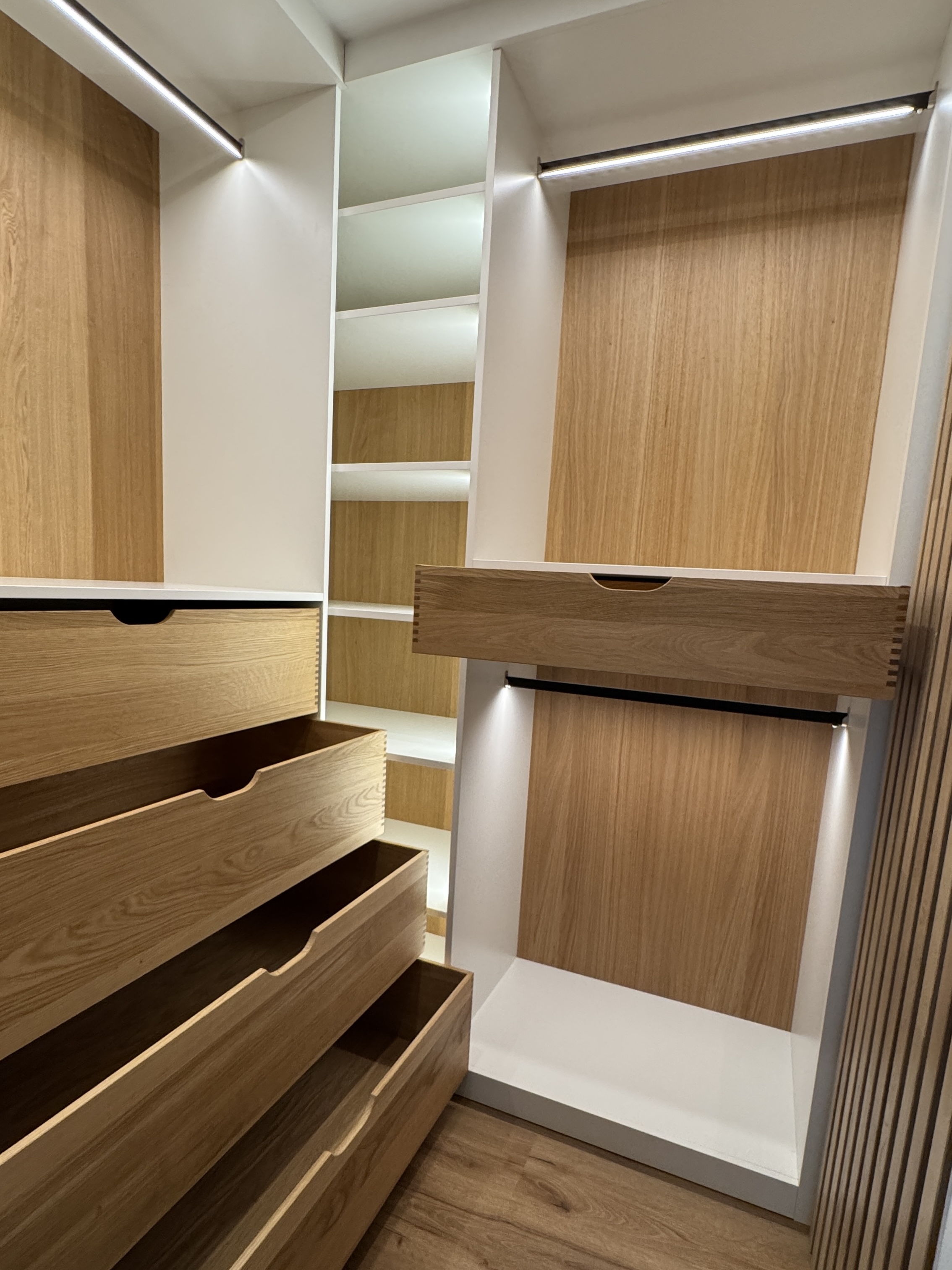 Begehbarer Kleiderschrank mit viel Stauraum